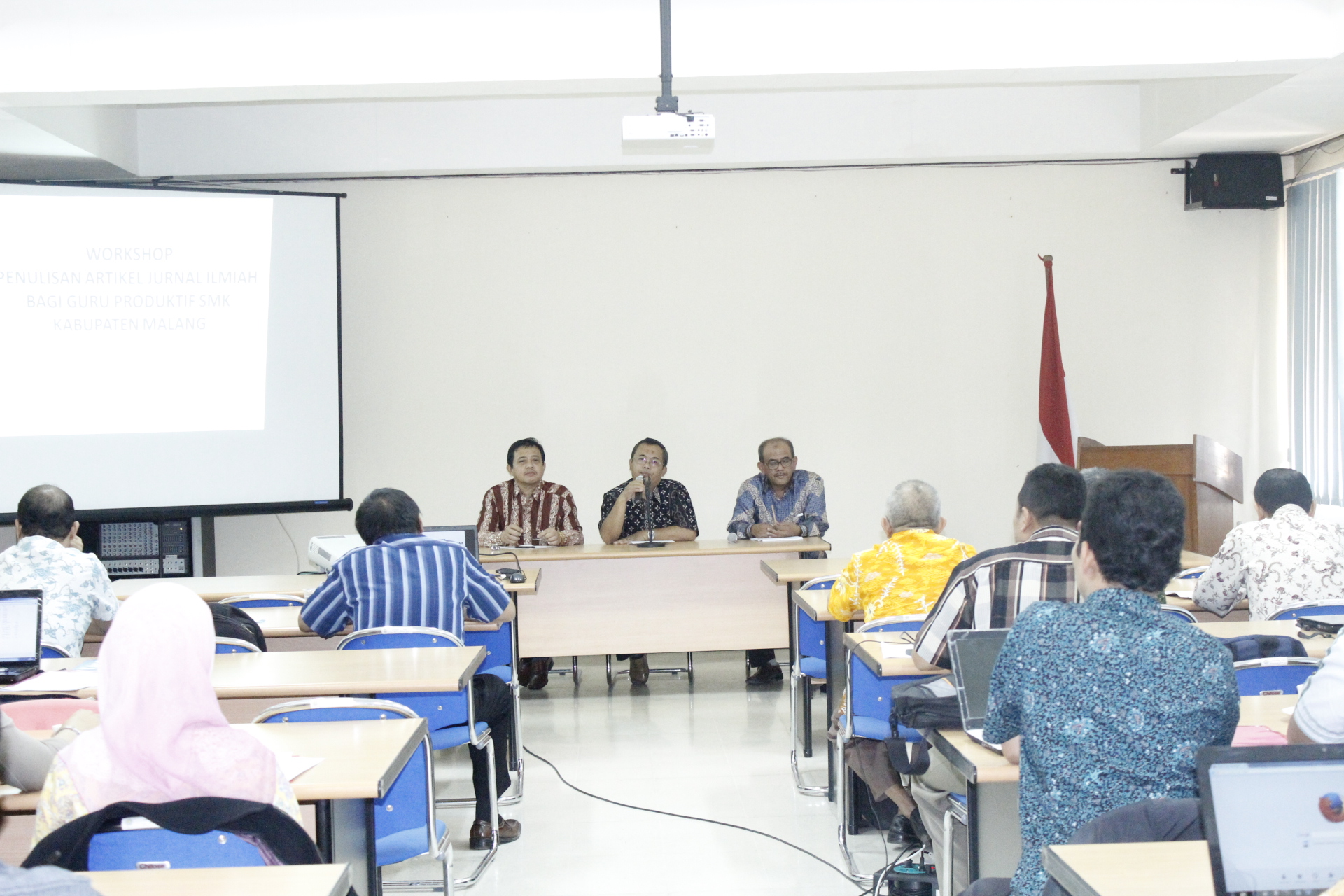 Workshop Penulisan Artikel Karya Ilmiah bagi Guru Produktif SMK Kabupaten Malang.