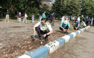 Hari Bumi 2026 Dukung Green Campus, Rektor UM Ajak Mahasiswa Tanam Pohon dan Tebar Benih Ikan