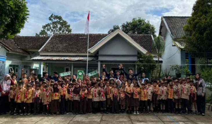 Mahasiswa KKN UM Gelar Sosialisasi dan Simulasi Mitigasi Gempa di SDN 2 Purworejo untuk Tingkatkan Kesiapsiagaan Siswa